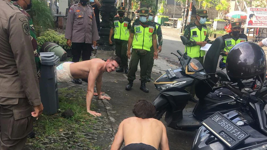 Du khách không đeo khẩu trang tại Bali bị phạt chống đẩy. Ảnh: ABC