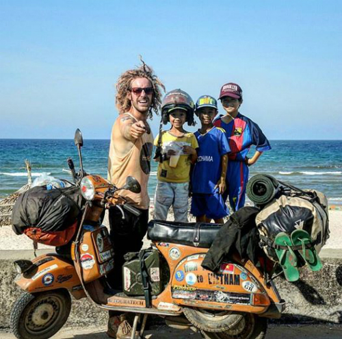 chang-trai-italy-phuot-vespa-xuyen-luc-dia-toi-sai-gon-1