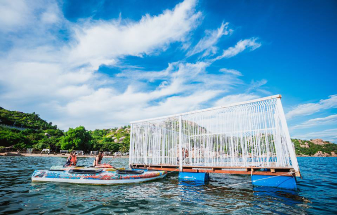 Lều tổ chim và nhà hang đá bên bờ vịnh Cam Ranh