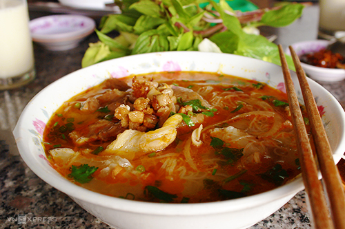Suất ăn có giá từ 25.000 - 40.000 đồng. Ảnh: Di Vỹ