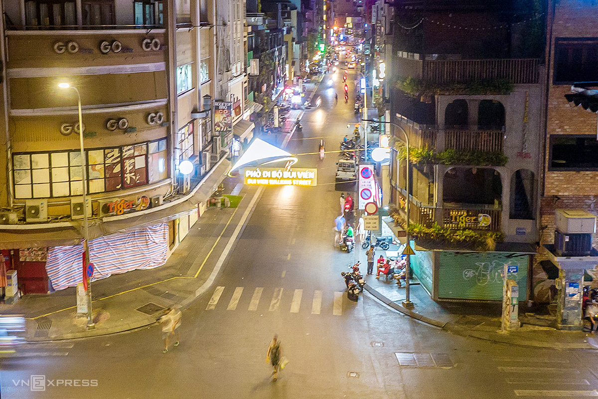 Nhiều quán bar, vũ trường, beerclub... ở phố Tây Bùi Viện phải đóng cửa khi có lệnh, khiến nơi đây thưa thớt du khách. Ảnh: Quỳnh Trần.