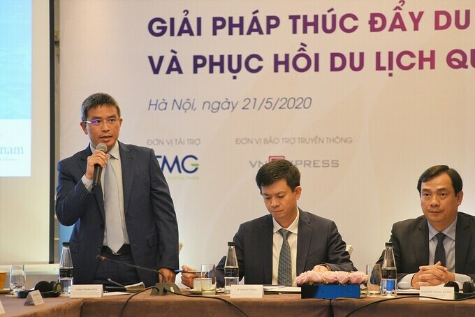 Ông Trần Trọng Kiên (ngoài cùng bên trái) phát biểu tại hội nghị do VnEpress phối hợp tổ chức 21/5 về thúc đẩy du lịch nội địa và phục hồi du lịch quốc tế sau dịch.