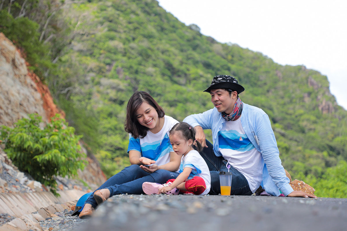 Cuối tháng 6, travel blogger Quỷ Cốc Tử (Ngô Trần Hải An) có chuyến du lịch Côn Đảo cùng vợ con. Trước khi đi, anh đã nghe nhiều người nói những cung đường vòng quanh Côn Đảo đẹp như điện ảnh nên quyết định phải cùng cả gia đình đi hết.