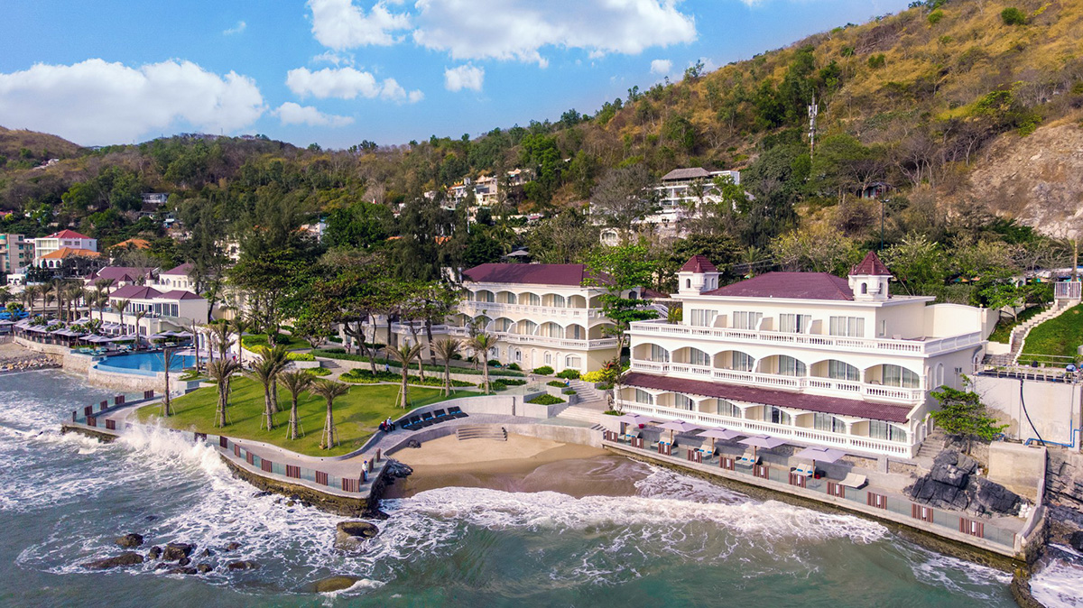 Mercure Vung TauKhu nghỉ dưỡng đạt 4 sao chuẩn quốc tế tọa lạc sát biển, cách hai bãi tắm đẹp là Bãi Dứa 100m và Bãi Sau 600m. Ảnh: Mercure