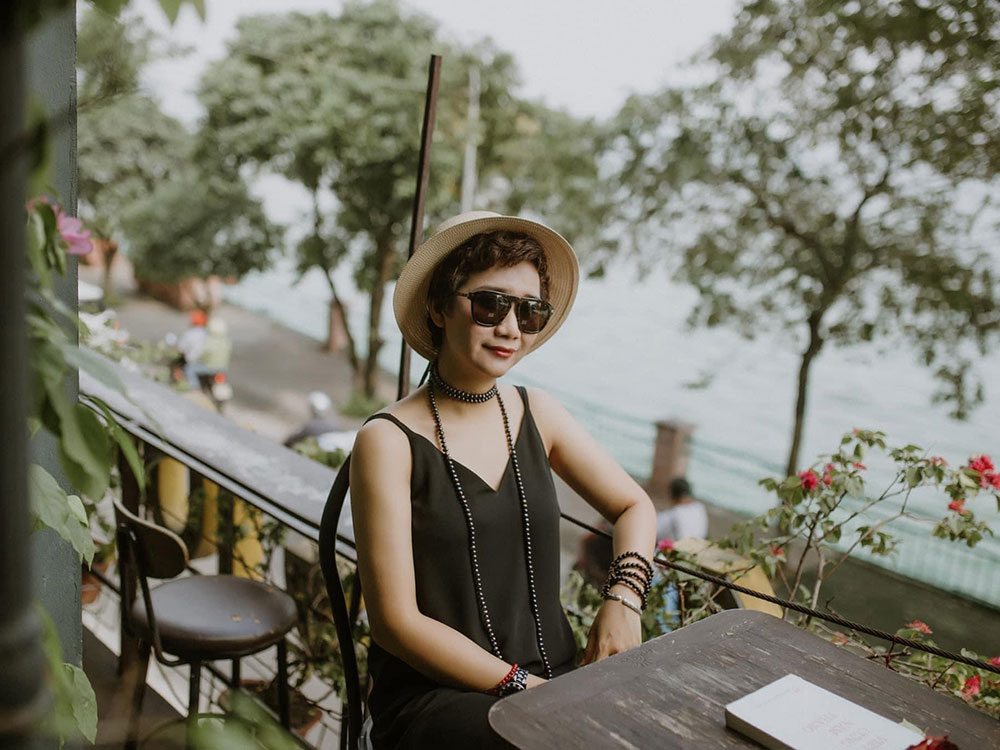 Tháng 10 Quán cà phê có tông màu nâu trầm chủ đạo, mang không khí cổ điển trên phố Nguyễn Đình Thi là nơi dành cho những du khách yêu âm nhạc. Nơi đây có nhiều loại nhạc cụ như kèn, piano, guitar, ukulele, trống cajon mà khách có thể tự do sử dụng. Quán có 4 tầng, mỗi tầng được trang trí theo chủ đề khác nhau và có ban công nhìn thẳng ra hồ Tây. Thực đơn dao động từ 20.000 - 40.000 đồng. Ảnh: Cafe Tháng 10