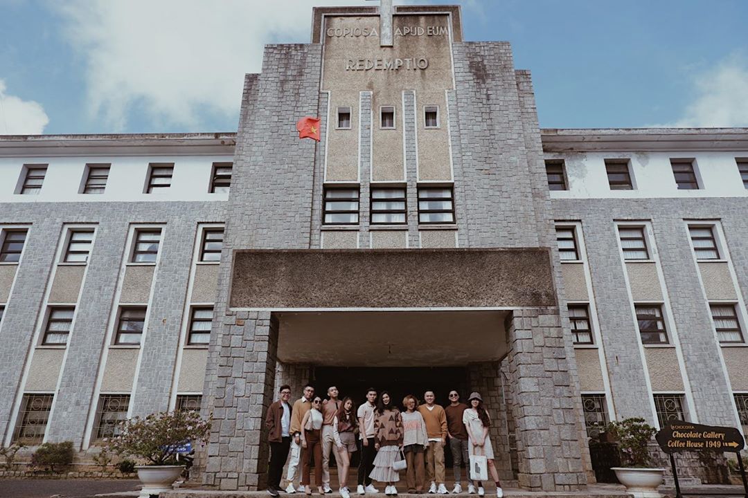 Phân viện sinh học Đà Lạt hay Viện nghiên cứu Khoa học Tây Nguyên, là một tòa nhà được xây bằng đá từ những năm 50 thế kỷ trước với lối kiến trúc Pháp cũ ở đồi Tùng Lâm.Tòa nhà có 4 tầng với 115 phòng, từng là một tu viện dòng Chúa Cứu Thế, sau này trở thành Phân viện sinh học Đà Lạt từ năm 1985.Ngày nay nơi này có 7 không gian trưng bày và 6 phòng lưu trữ, mở cửa đón khách tham quan như một bảo tàng. Viện được xây nên với mục đích làm nơi nghiên cứu về sinh học, tuyên truyền bảo vệ môi trường sống, cấm săn bắt thú rừng đồng thời phục vụ nhu cầu tham quan của du khách và người dân địa phương. Ngoài ra, từng góc nhỏ trong viện đều có thể là nơi chụp hình vì thế nơi đây dần trở thành điểm thu hút người yêu nhiếp ảnh và thời trang tạo nên những bộ hình độc đáo.Viện nằm ở số 116 đường Xô Viết Nghệ Tĩnh, phường 7, TP Đà Lạt. Vé tham quan viện chỉ 15.000 đồng/ người. Giờ mở cửa từ 7h30 tới 17h các ngày thứ 2 - 6. Ảnh: Thuy Ngan Huynh