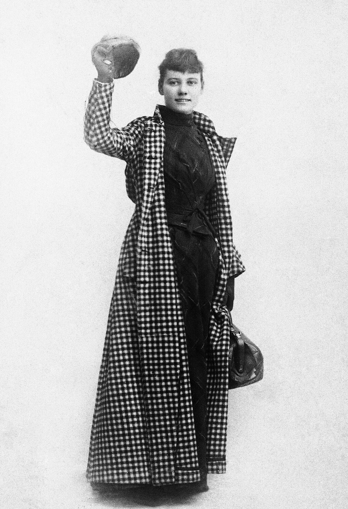Nellie Bly cùng hành trang gọn nhẹ lên đường. Ảnh: AP