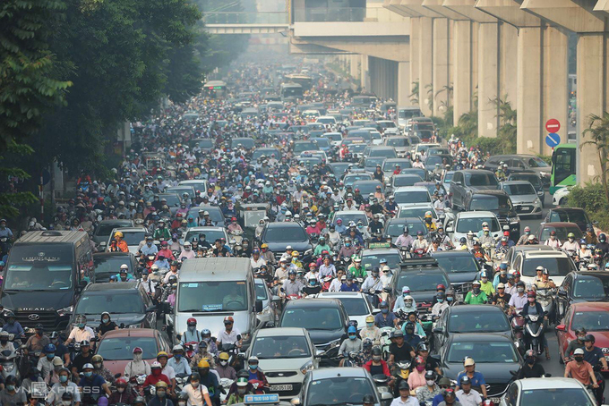 Giao thông Việt Nam khiến nhiều khách nước ngoài lần đầu ghé thăm e sợ, không dám băng qua đường vì sợ bị đâm trúng. Ảnh: Ngọc Thành