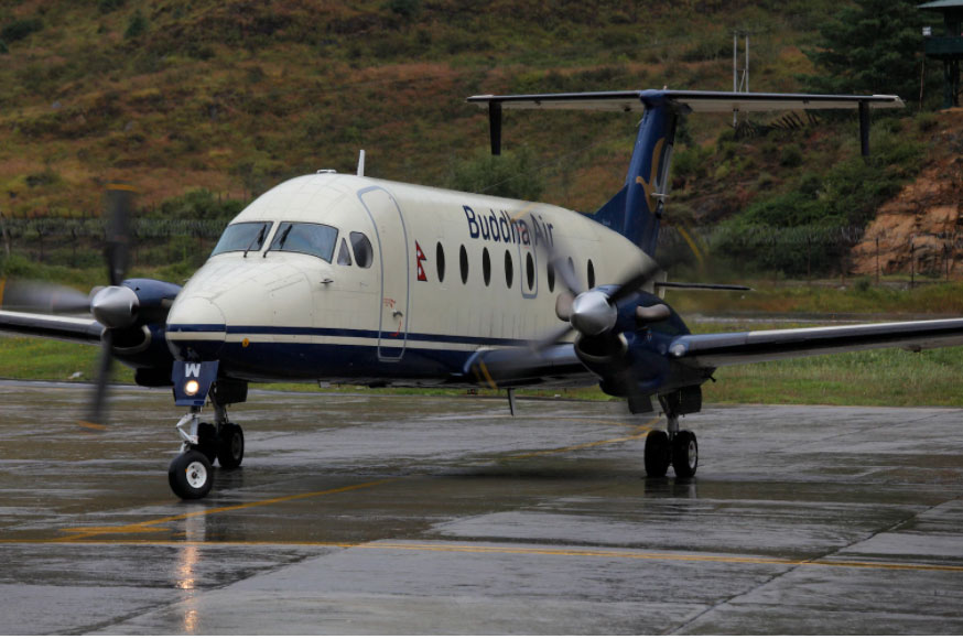 Hành khách của hãng Buddha Air dường như không mấy vui vẻ khi rời máy bay và biết rằng mình đang ở cách xa nơi muốn đến. Ảnh: Ed Jones/AFP