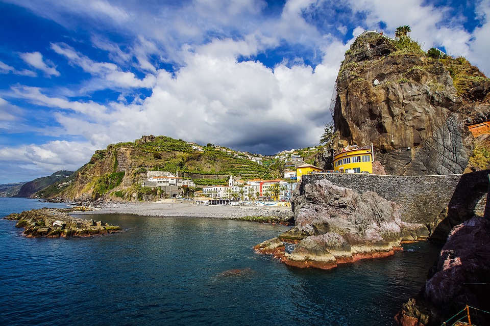Quần đảo Madeira là quê hương của cầu thủ Cristiano Ronaldo và thường được anh nhắc tới qua những tấm ảnh đăng tải trên Facebook, Instagram cá nhân. Ngoài cái tên được bảo chứng quê hương của Ronaldo, nơi đây còn nhiều phong cảnh đẹp, trải nghiệm du lịch mà nhiều người mong ghé thăm một lần trong đời. Madeira được mệnh danh là hòn ngọc Đại Tây Dương, bao gồm 4 hòn đảo với thủ phủ là Funchal. Ảnh: Shutterstock.