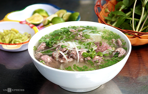 Hai món khác được nhắc tới là phở và bún bò Huế. Những món ăn này không chỉ dùng cho bữa sáng, mà còn được người Việt Nam ăn vào bữa trưa và tối. Ảnh: Di Vỹ