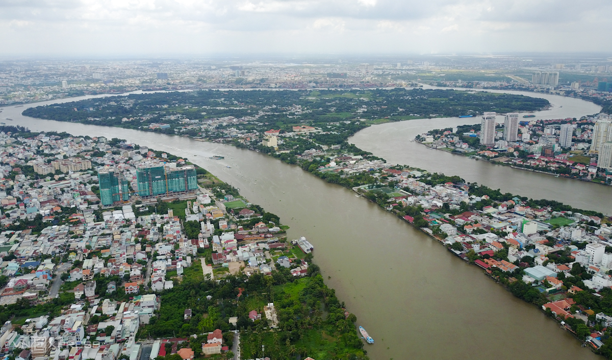 Bán đảo Thanh Đa (quận Bình Thạnh, TP HCM) được bao quanh bởi sông Sài Gòn và kênh Thanh Đa. Nơi này là điểm hẹn quen thuộc của nhiều người muốn ngắm thành phố lên đèn hay hóng gió ven sông. Ảnh: Quỳnh Trần