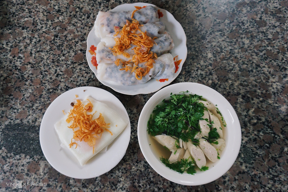 Bánh cuốn Hà Giang được tráng từ bột gạo xay, có lớp vỏ mỏng với nhân mộc nhĩ và thịt băm. Ngoài ra, du khách cũng có thể thưởng thức bánh cuốn với nhân trứng gà lòng đào, được gấp gọn trong lớp bánh gạo dày hơn. Bên trên mỗi đĩa bánh cuốn đều phủ thêm hành phi giòn tan. Điểm đặc biệt của bánh cuốn Hà Giang là phần nước chấm được ninh từ xương lợn hầm trong 3-4 tiếng có vị thanh ngọt. Trong bát nước chấm có thêm 1-2 thanh giò và hành lá, rau mùi thái nhỏ. Thực khách có thể thêm ớt chưng, dấm, hoặc gia vị để bát nước xương thêm đậm đà.Theo giải thích của người dân địa phương, cách ăn bánh cuốn này đã có từ lâu đời và nước xương nóng hổi, ngọt thanh sẽ giúp làm ấm cơ thể, trong tiết trời se lạnh của vùng cao. Hiện nay bánh cuốn được bán nhiều nơi ở Hà Giang, đặc biệt ở khu chợ cổ thị trấn Đồng Văn với giá 25.000 - 30.000 đồng/ suất.