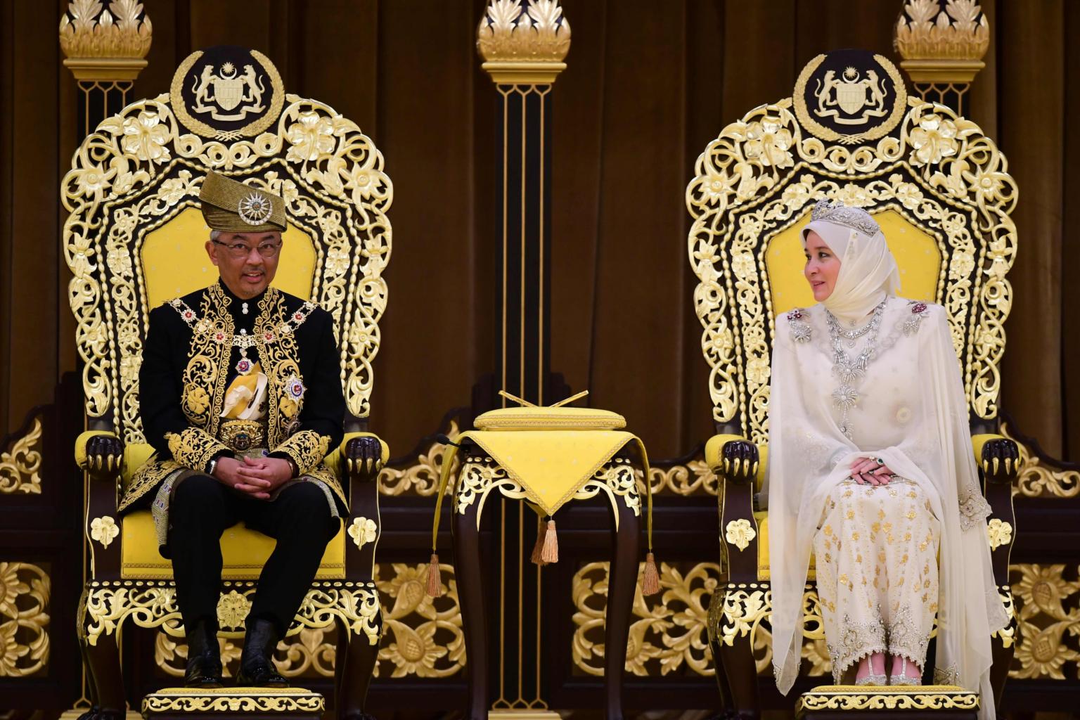 Malaysia được nhiều người đánh giá là có nền quân chủ lập hiến độc đáo. Lý do là nơi đây có 13 bang và trong đó có 9 bang do các gia tộc hoàng gia Mã Lai cai trị . Người đứng đầu mỗi bang này được gọi là sultan. Quốc vương Malaysia được bầu chọn từ 9 người cai trị này, và có nhiệm kỳ 5 năm. Ảnh: Strait Times