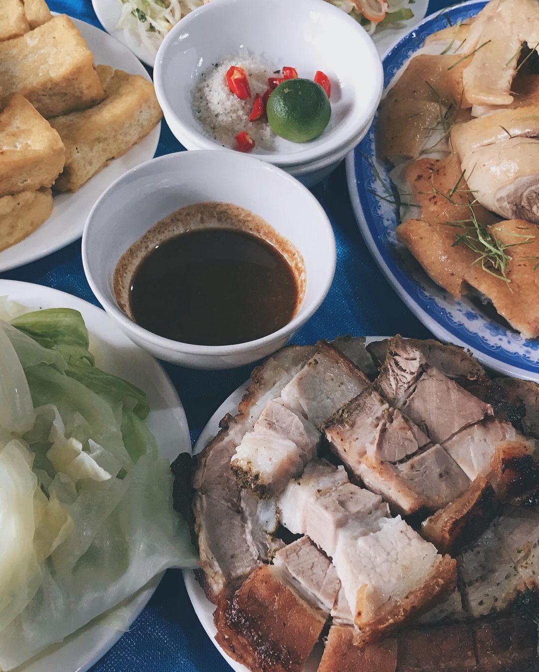 Thịt quay đòn xuất hiện trong mâm cơm truyền thống của người Đường Lâm nói riêng và người xứ Đoài nói chung, chấm cùng nước tương đặc sản. Ảnh: @mamiimam.t/Instagram
