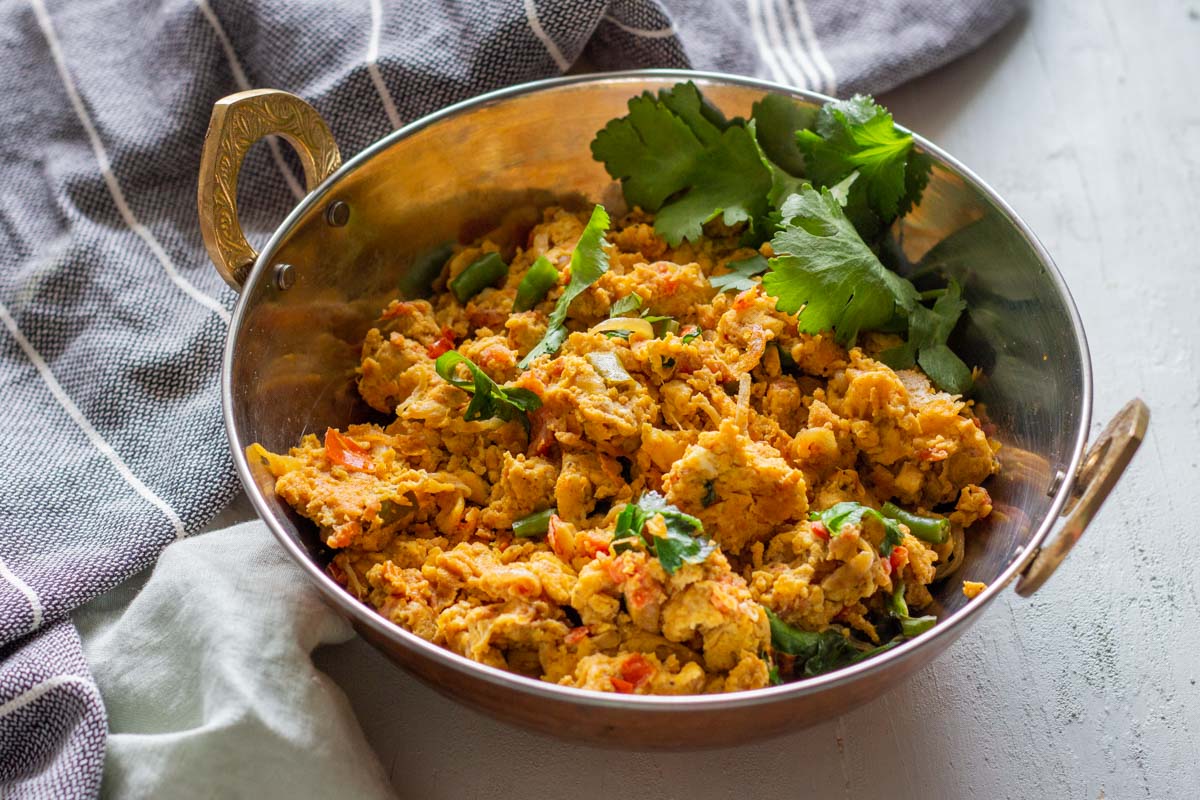 Khagina là món trứng bác cay nổi tiếng ở các nước Nam Á, như Pakistan, Afghanista, gồm trứng xào cùng bơ, hành tây, cà chua, ớt xanh và rau mùi... Tại Ấn Độ, món ăn này cũng xuất hiện với nhiều phiên bản khác nhau, thường được người dân dùng trong bữa sáng, ăn kèm bánh roti paratha (một loại bánh bột mì rán). Ảnh: Mirchitales