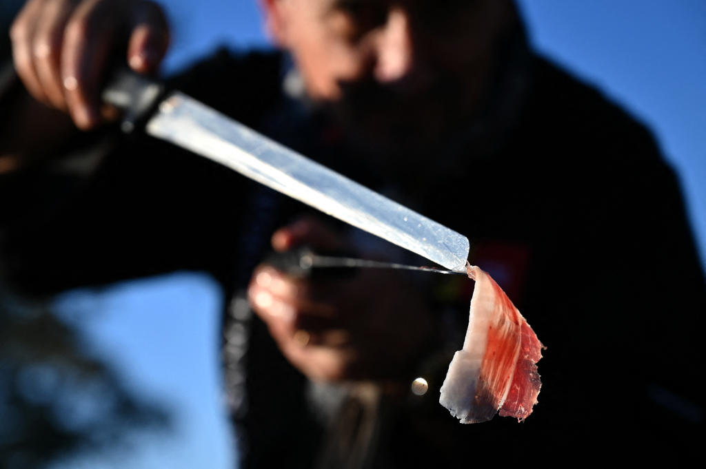 Florencio Sanchidrián cắt jamon Iberico Pata Negra ở Membrio, gần thành phố Caceres vào 18/1. Ảnh: AFP