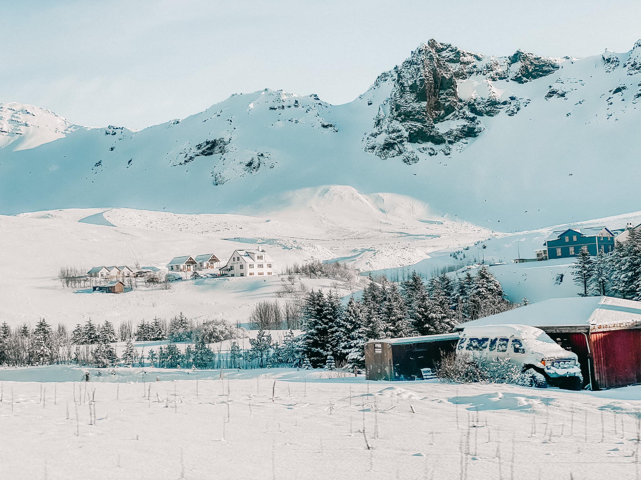 Đường ở Iceland vào mùa đông đi lại khó khăn nên nhóm của Đạt quyết định thuê người lái xe để đảm bảo an toàn, thay vì tự lái. Ảnh: NVCC