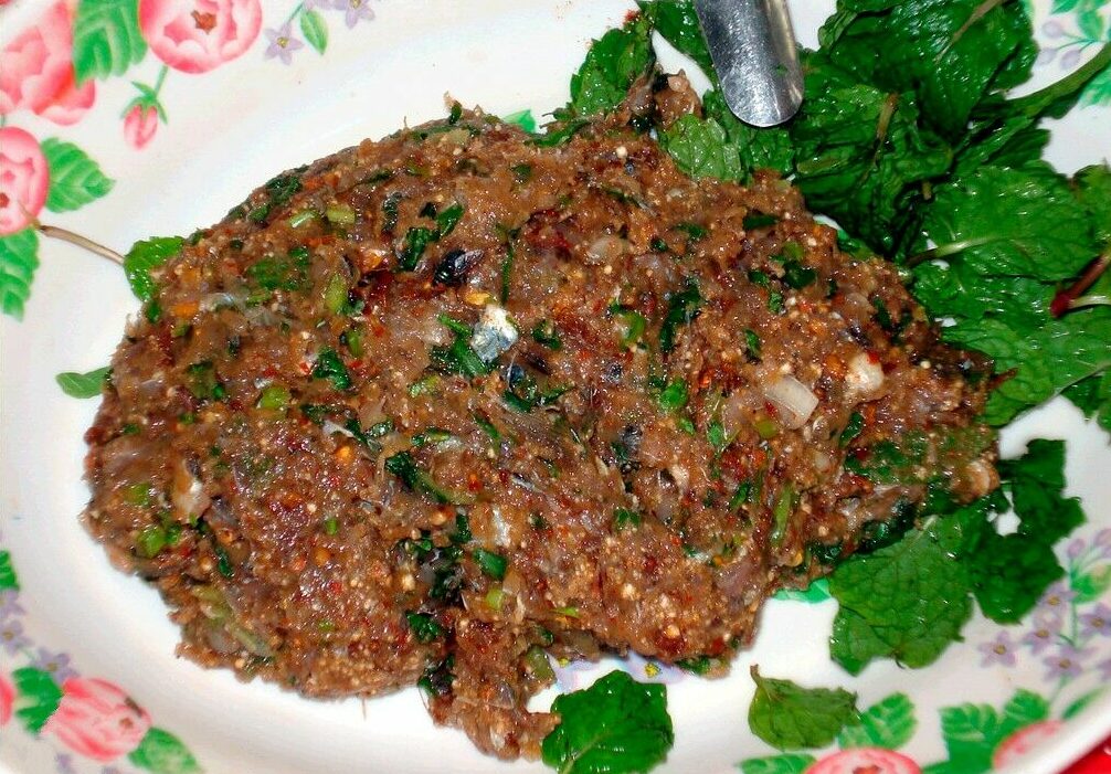 Koi pla is a rare salad from Isan, northeast of the country. It is made from minced raw fish mixed with lime juice, chili and herbs. In addition to raw fish, people can replace it with live red ants. For locals, this is a specialty, but the dish is also considered unsafe because raw fish can contain flatworms - a harmful parasite. Eating a plate of this fish salad may not harm you, but it is best avoided because of the risks it poses. Photo: Wiki