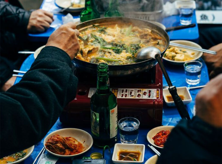 In Korea, it is usually the oldest person to start eating first. Therefore, you should not touch chopsticks, bowls or anything before the oldest person has eaten. Photo: Reddit