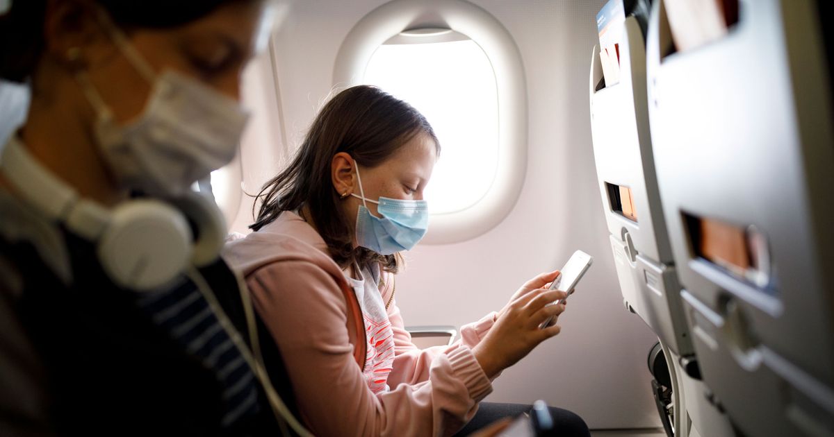 Các bác sĩ và chuyên gia dịch tễ khuyên hành khách nên đeo khẩu trang mọi lúc, mọi nơi trên máy bay để đạt kết quả phòng tránh dịch bệnh tốt nhất. Ảnh: New York Magazine