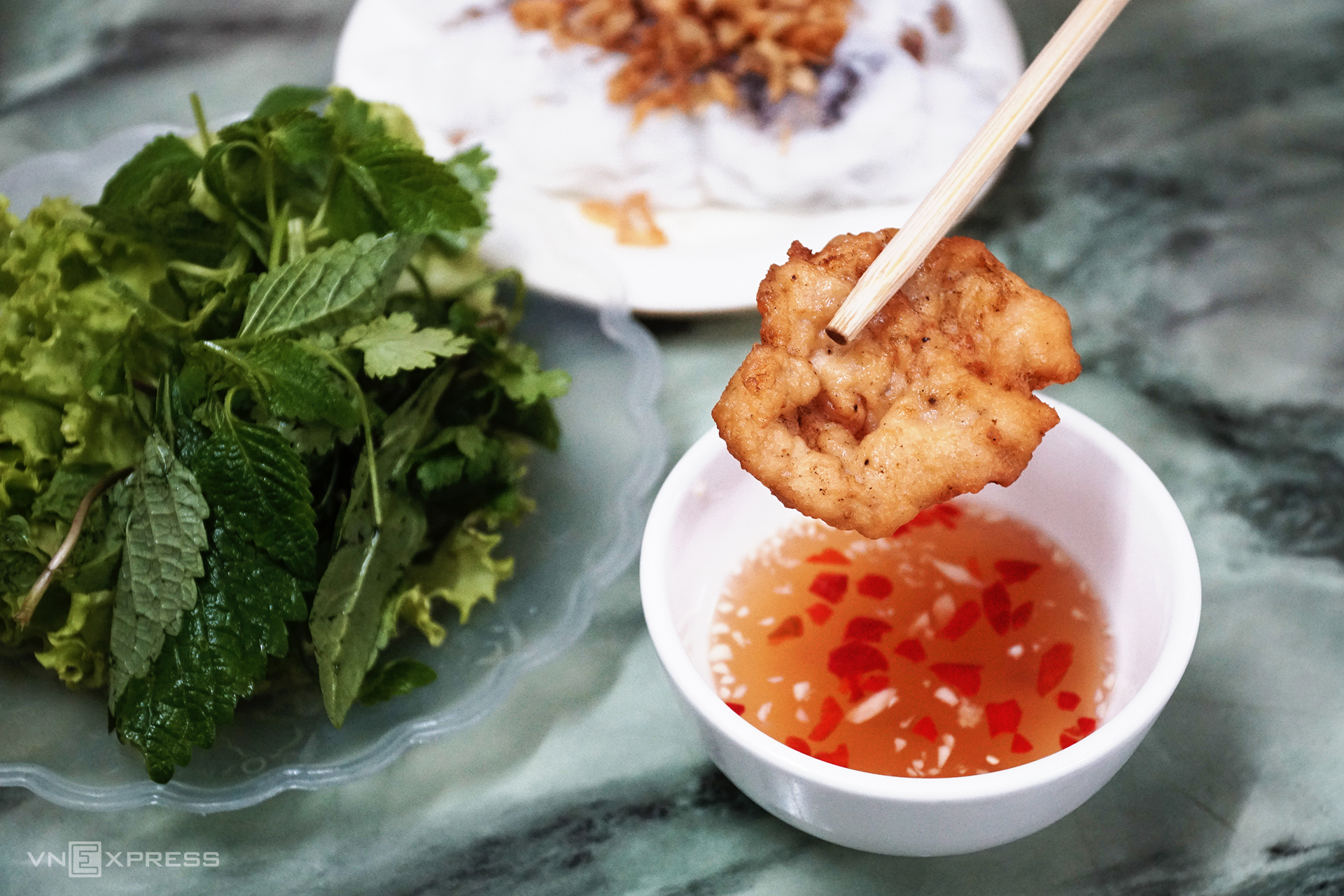 Food tourMột chuyến du lịch sẽ không thể trọn vẹn nếu thiếu trải nghiệm ăn uống. Quảng Ninh chinh phục thực khách với những đặc sản thơm ngon như bánh cuốn chả mực, bún cù kỳ, bánh đa bề bề, sá sùng, ruốc lỗ, cháo hà, sam Quảng Yên, bánh gật gù, gà đồi Tiên Viên, cà sáy... Thực khách có thể tìm đến những khu ăn vặt của chợ Hạ Long 1, 2; chợ Cột 3 hoặc các nhà hàng ở khu vực chợ Cái Dăm...