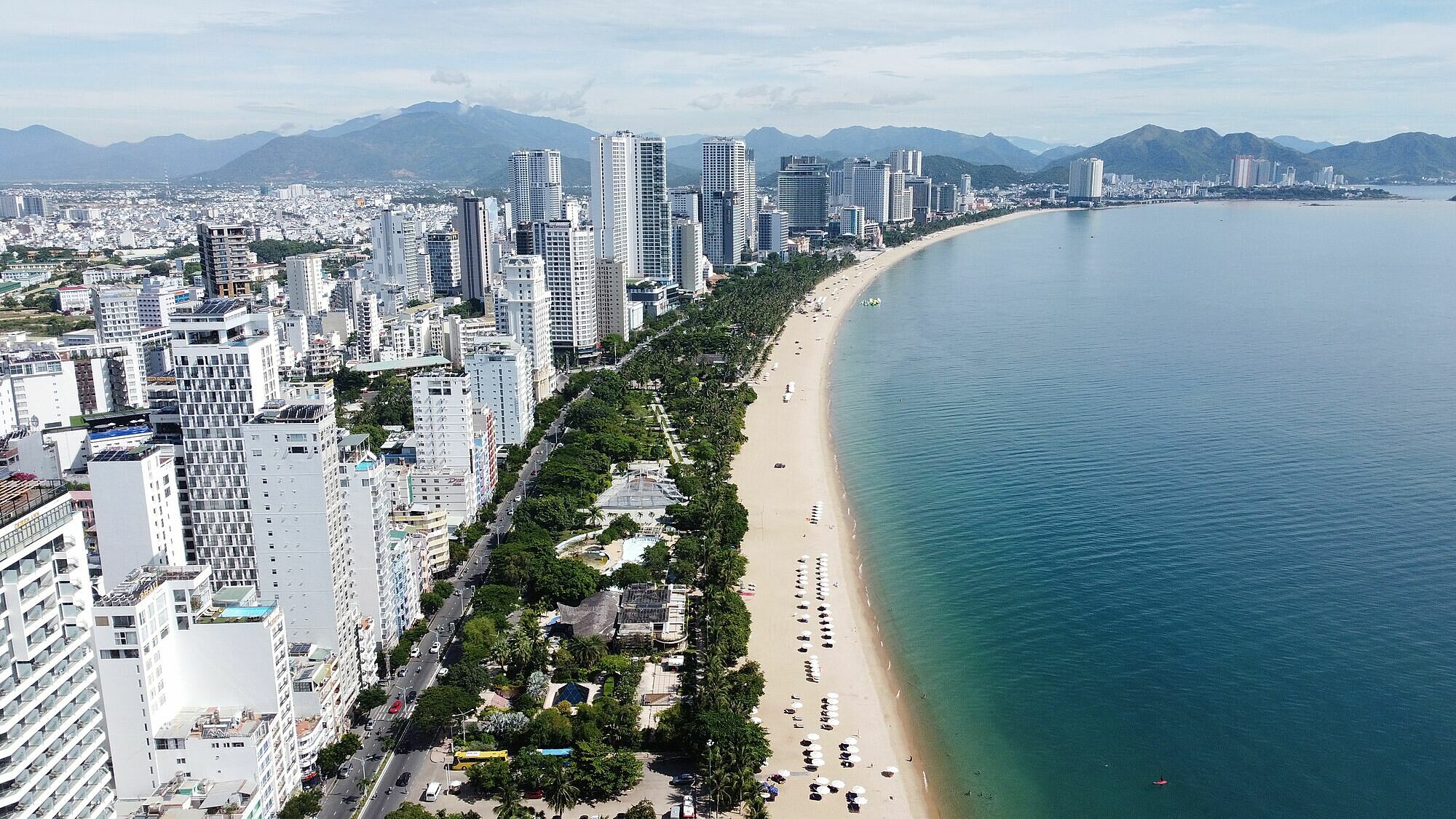 Bãi biển Nha Trang sáng ngày 5/8. Ảnh: Bùi Toàn