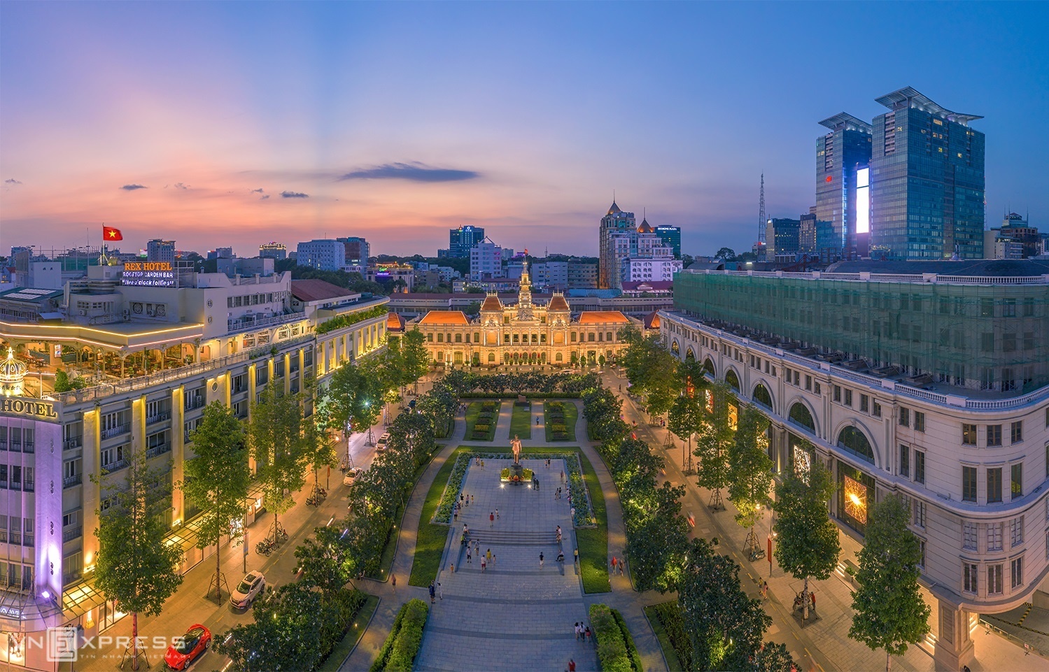 UBND TP HCM là một trong những công trình kiến trúc cổ điển, mang tính biểu tượng và gắn liền với nhiều thế hệ công dân TP HCM. Ảnh: Huỳnh Phương