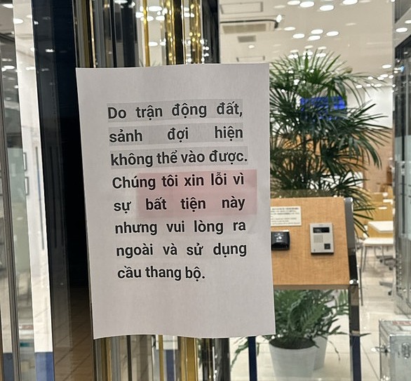 Hạ Long tăng gấp ba lượng tìm kiếm dịp hè 3 Thông báo dán trước cửa một khách sạn ở tỉnh Niigata có đoàn khách Việt ghé thăm. Ảnh: NVCC